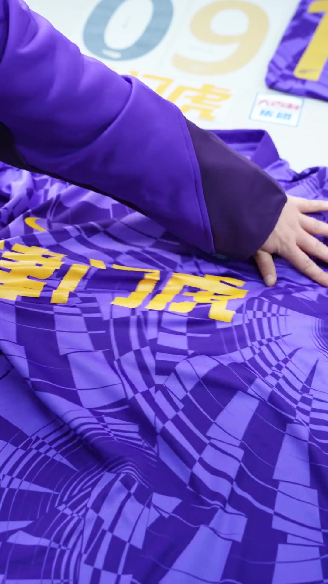 j9九游会老哥俱乐部交流官方：津门虎将提供主场球衣印号服务，印制费150元