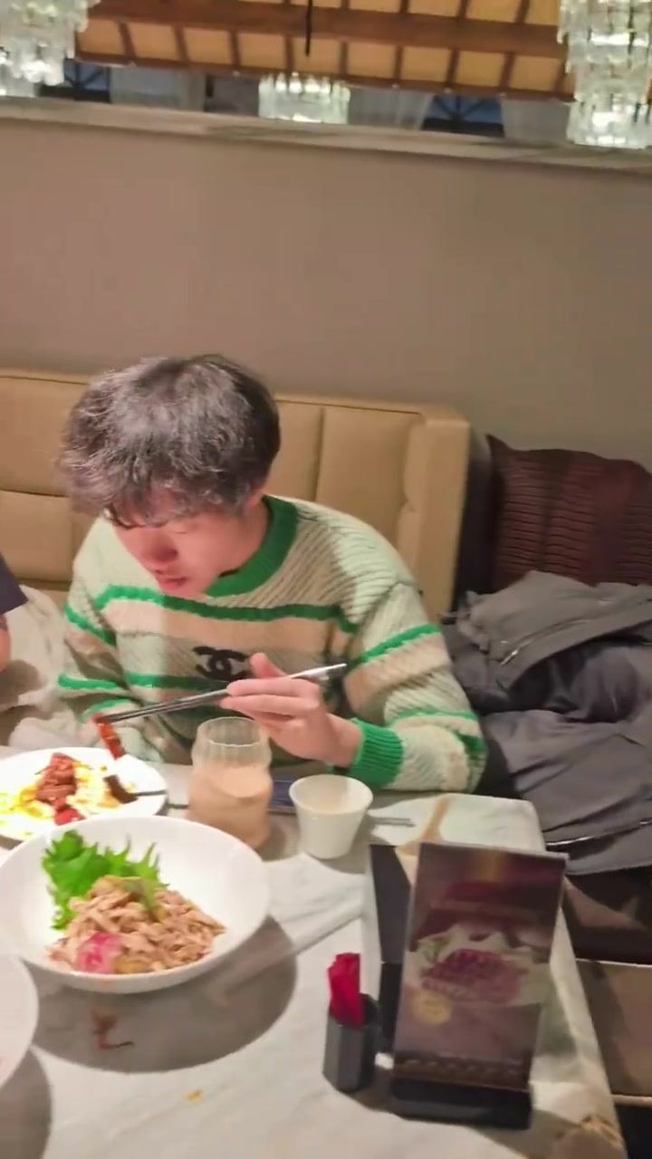 j9九游真人游戏第一平台BLG分享赛后聚餐视频：大家吃饱喝足，好好休息