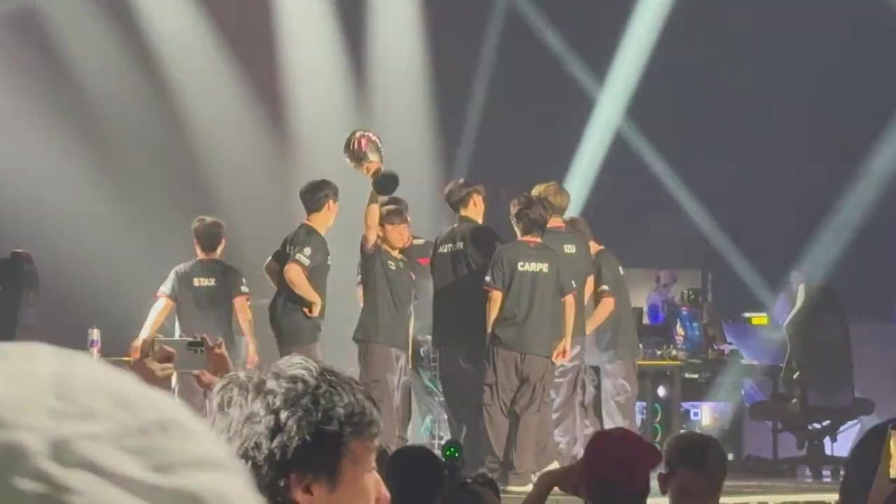 j9九游会老哥俱乐部交流别哭！T1夺冠后 夺冠后iZu激动落泪