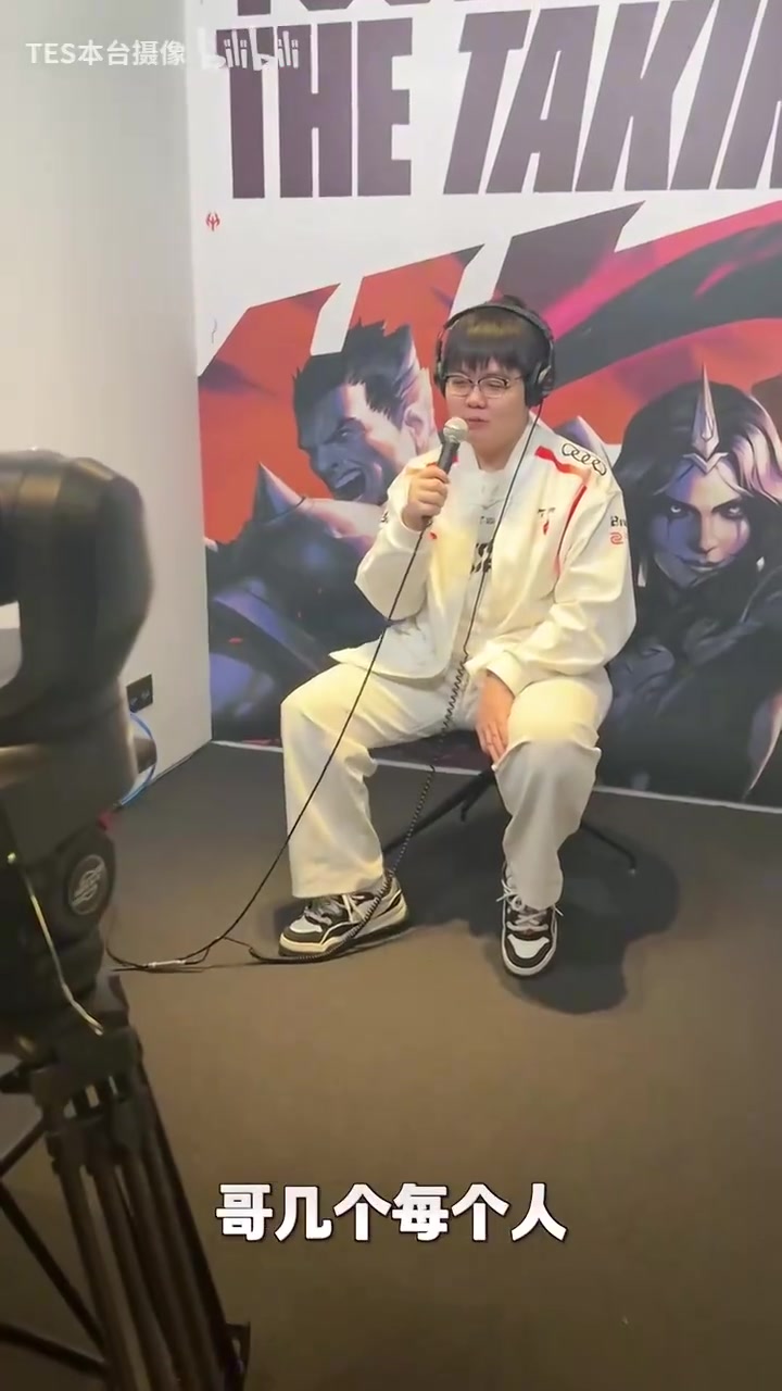 j9九游真人游戏第一品牌登录入口TES摄像分享拍摄花絮：一轮又一轮的采访用石头剪刀布决定顺序！