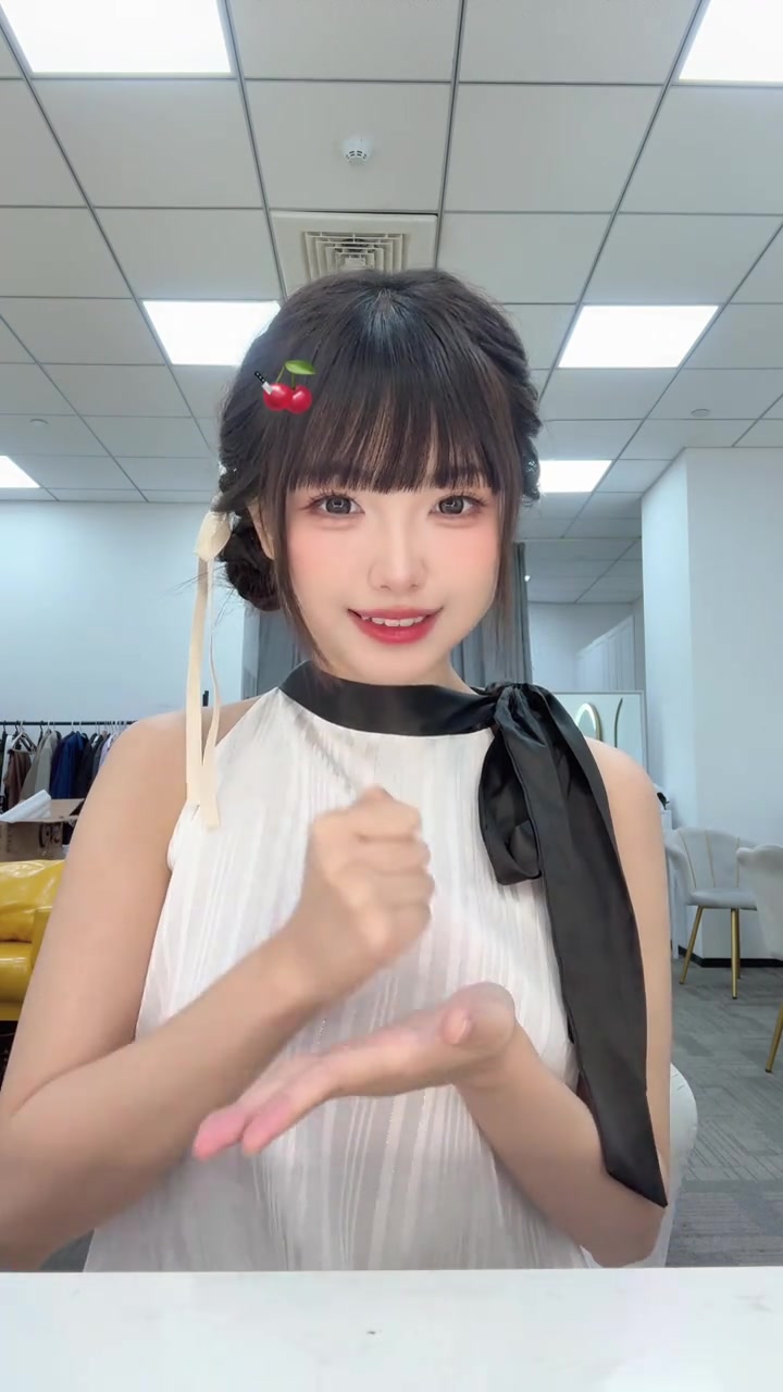 j9九游真人游戏第一平台主持周敢敢分享视频：今天没有文案🍒