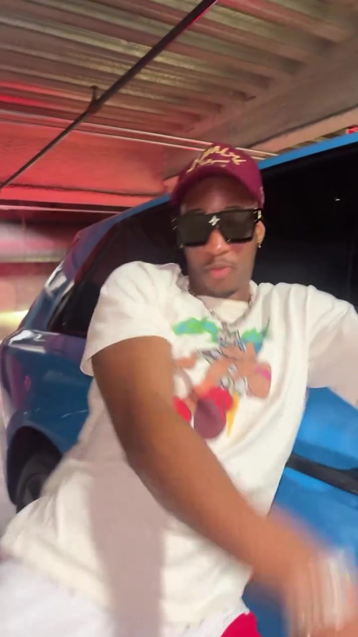 j9九游会老哥俱乐部交流不只女友是GOAT!凯-琼斯在车库献热舞😂🐐